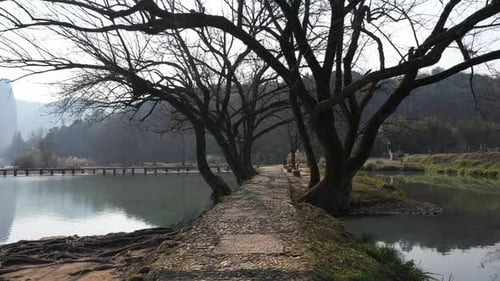 Vue aérienne de la région pittoresque de Xiandu à Jinyun Lishui, Zhejiang, Chine, montagnes majestueuses et brouillards brumeux