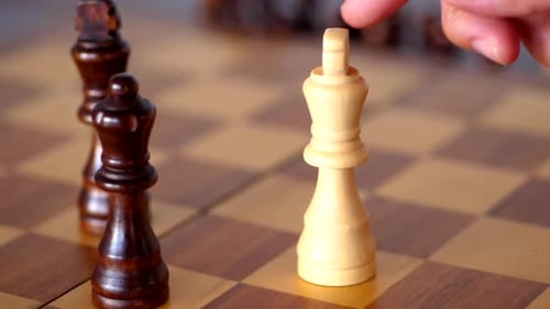 Pièces d'échecs Yuriy. Échiquier issu d'un jeu de logique de stratégie difficile.