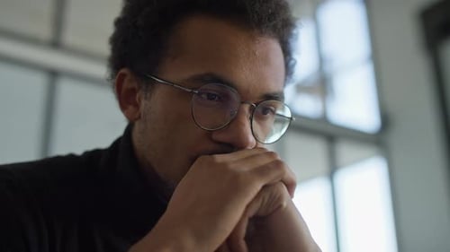 Hombre reflexivo que contempla una decisión