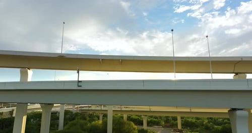 Large carrefour autoroutier à plusieurs voies à Tampa en Floride avec des voitures rapides au-dessus de la vue des États-Unis