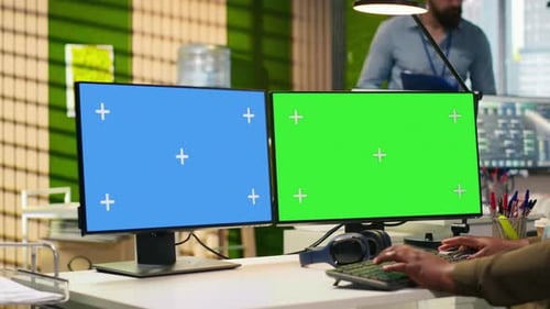 Techniker verwendet Greenscreen-PC, um KI-Algorithmen-Debugging-Software zu codieren