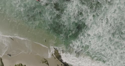 olas chocando contra olas en una playa