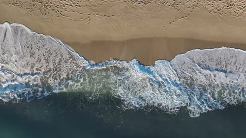 Vue aérienne Une plage magnifique avec du sable doré et des textures de vagues complexes rencontrant l'azur clair