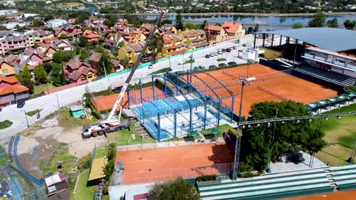 Assemblage d'une structure en acier avec une grue dans un complexe sportif à Quito, en Équateur
