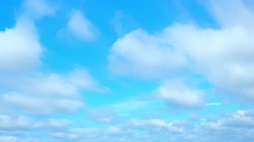 4K: Wunderschöner Zeitraffer des wunderbaren Himmels aus der Bewegung der Wolken