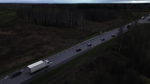 Vista aérea noturna da rodovia com carros na estrada de asfalto
