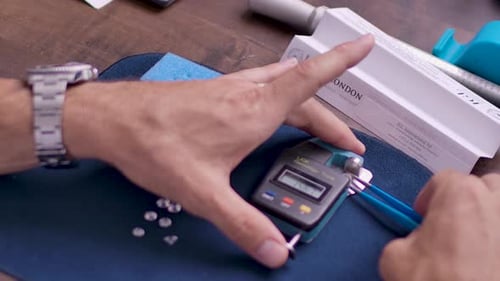 Measuring gemstones with digital measuring tool