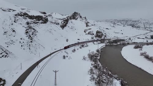 Luftaufnahme des Winterzuges, der entlang des River Bend fährt