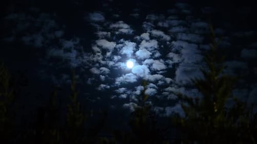 Mond in den Wolken am Nachthimmel