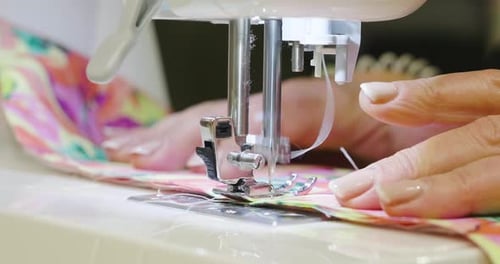 Ralentissement extrême de la couture à la machine à coudre vintage sur un tissu blanc (gros plan macro)