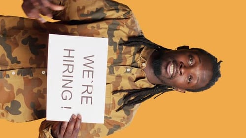 Vertikales Video Der afroamerikanische Personalvermittler präsentiert eine Anzeige für Mitarbeiter