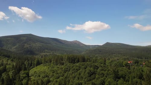 Luftaufnahme des Karkonosze-Gebirges