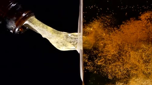 Superzeitlupenaufnahme von Bierblasen im Glas auf schwarzem Hintergrund mit 1000 Bildern pro Sekunde