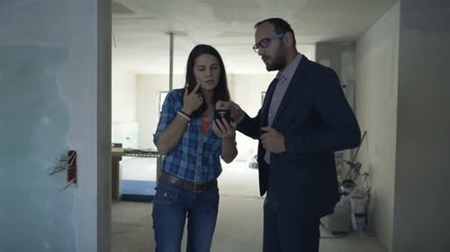 Real Estate Agent Explains Project Plan