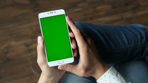 Dispositivo portátil eletrônico Human Arms Hold com closeup Chromakey Greenscreen. Cara gesticulando
: