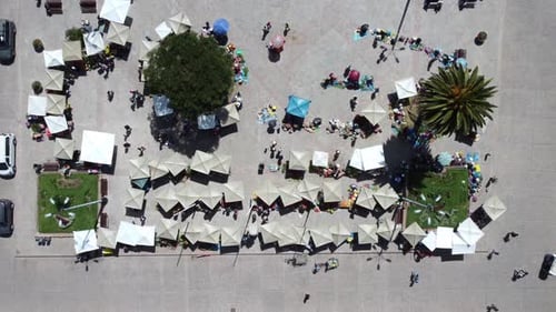 Un marché animé vu du ciel au Pérou