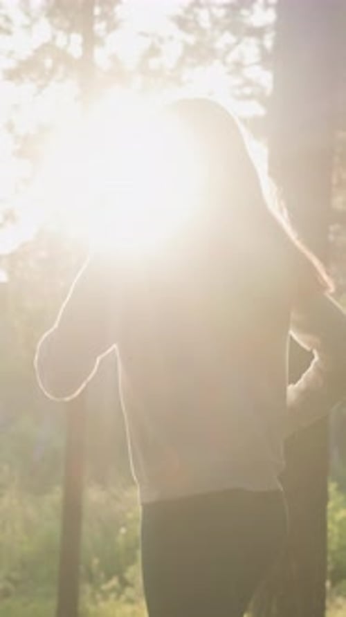 Una corredora disfruta de hacer ejercicio en el bosque