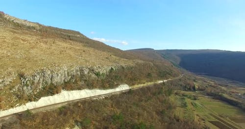 montagne avec rochers, champ à Crni Kal en Slovénie