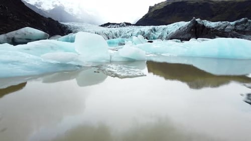 Reines blaues Eis mit Vulkanasche in der Gletscherlagune