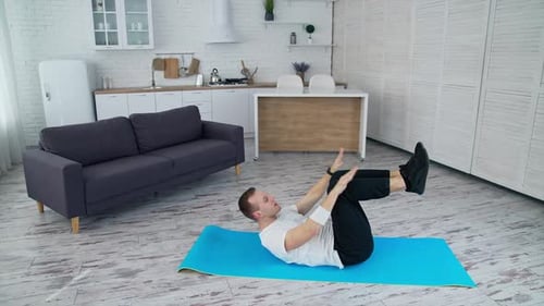 Bel homme qui s'entraîne en salle. Style de vie : athlète, corps, homme, s'entraînant à la maison.