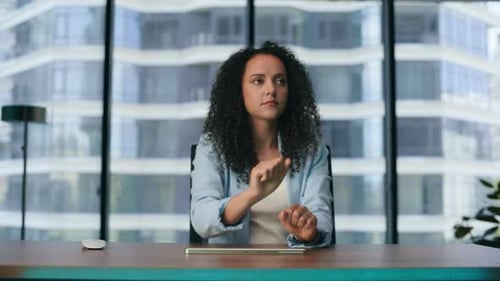 Mulher usando interface de software de realidade aumentada para negócios no escritório de perto
