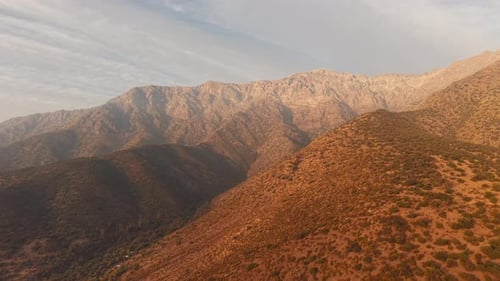Resplandor del atardecer en un escarpado paisaje montañoso