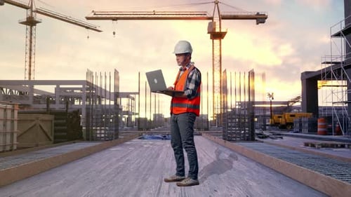 Ganzkörper-Seitenansicht eines asiatischen männlichen Ingenieurs, der auf einer Baustelle an einem Laptop arbeitet