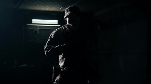 Stratégie tactique militaire visant une silhouette de fusil de l'OTAN à rétroéclairage contrasté