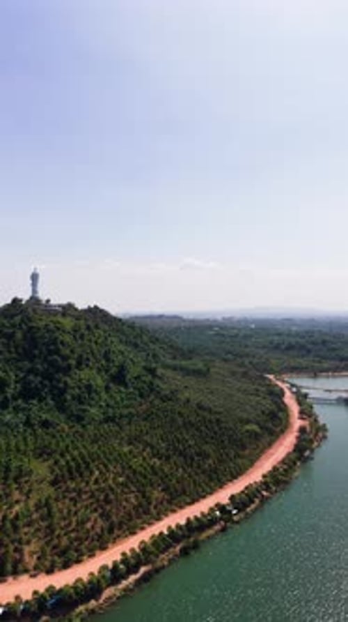 Vue aérienne Vue verticale de la statue de Mère Maria près du lac Tri an et de la montagne dans le