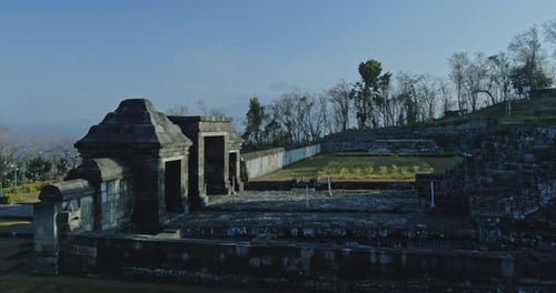 Yogyakarta, 01 août 2020, Vue aérienne de la porte du temple devant le fond de la montagne