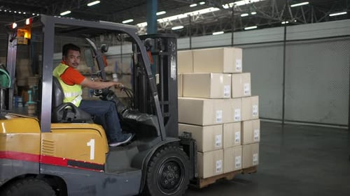 Logistics employees is working warehouse.