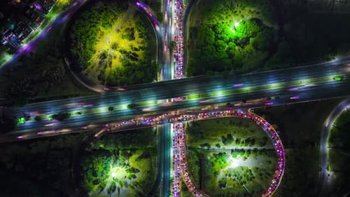 Hyperlapsus routier nocturne avec circulation dense.