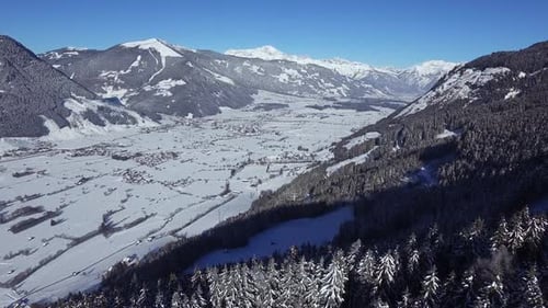 Panoramaaufnahme des schneebedeckten Alpentals und der Berge