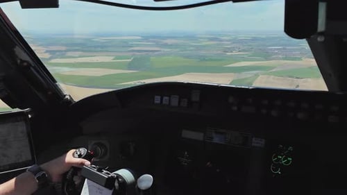 Blick auf das Jet-Cockpit von innen. Kapitän steuert einen Jet bei einem Flug in niedriger Höhe über den Boden
. 4K