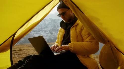 Desfrute do trabalho remoto na natureza usando um laptop enquanto está cercado por uma vista deslumbrante da montanha