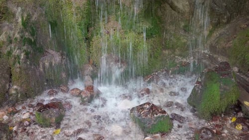 Gebirgsfluss, der bei Sonnenaufgang bei nebligem Wetter zwischen felsigen Ufern im Wald fließt Wunderschön
