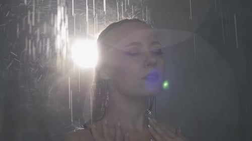 Schöne Frau Kopf duscht in Zeitlupe. Kopf einer Frau Nahaufnahme Shampoo unter sh ausspülen
