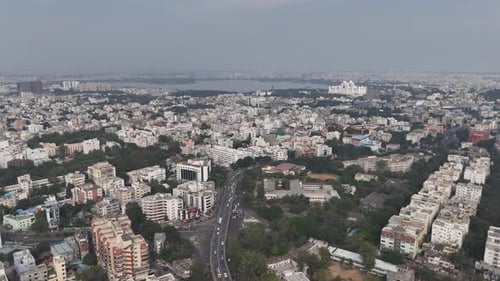 Foto de drone de grande angular capturando a expansão urbana de Hyderabad que se estende até o horizonte.