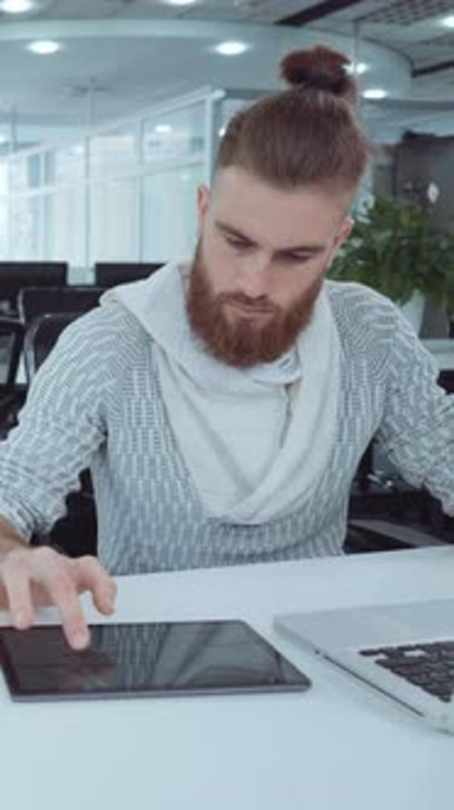 Vertical Screen: IT-Spezialist bei der Arbeit im Großraumbüro