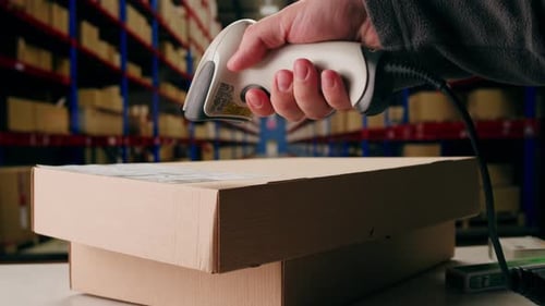 Scanner scannen Lieferkarton im Lager E-Commerce-Geschäft Mann verpackt Waren und Kleidung aus zweiter Hand
