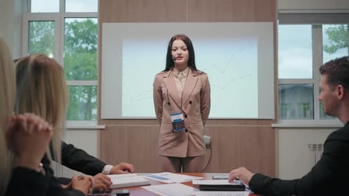 La présidente d'une conférence d'affaires souhaite la bienvenue aux participants et les gens applaudissent