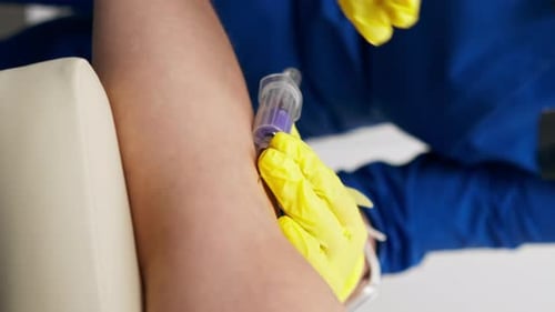 Vertikales Video: Nahaufnahme in der Klinik: Ein Mann fragt einen Arzt mit einem blauen Formular nach gesunden Blutuntersuchungen