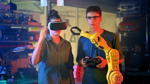 Students Control Robotic Arm with VR Headset