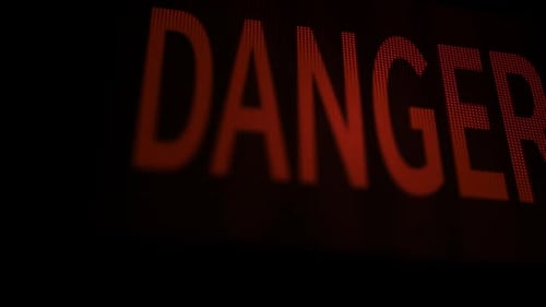 Gefahrenwarntext auf dem Bildschirm