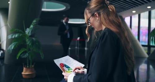 Geschäftsfrau analysiert Finanzdiagramme und Grafiken in einem Büro