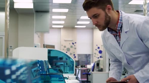Fokussierter Wissenschaftler untersucht Laborgerät mit Tablet
