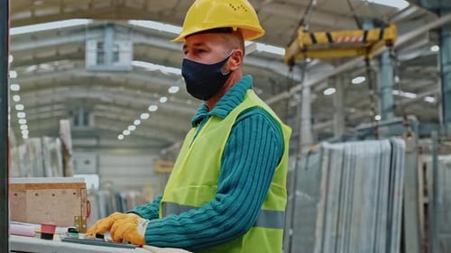 Fonctionnement d'une grue dans une usine de marbre