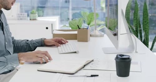 4K-Videomaterial eines Geschäftsmannes, der bei der Arbeit an seinem Computer frustriert ist
