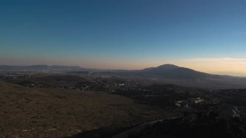 Vista épica tomada por un dron del monte Himittos en Atenas, Grecia, durante la puesta de sol