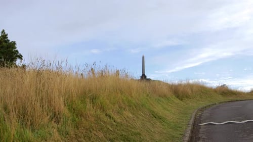 Vue de One Tree Hill en marchant vers le symbole de l'obélisque, journée calme à Auckland